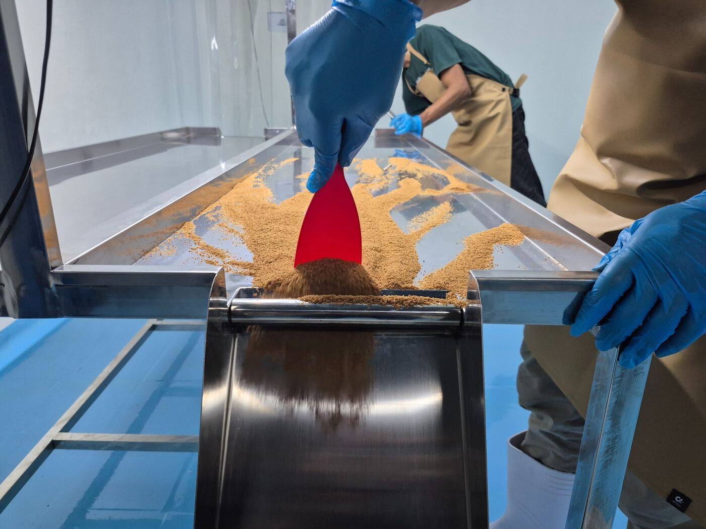 Magnet trap used in coconut sugar processing